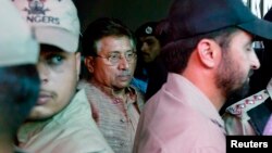 巴基斯坦前总统穆沙拉夫（中）4月20日离开伊斯兰堡的反恐法庭