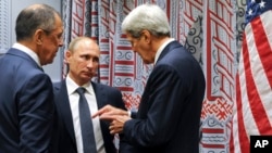 Le Secrétaire d'Etat américain John Kerry, à droite, le président russe Vladimir Poutine, au centre, et le Ministre russe des affaires étrangères Serguei Lavrov aux Nations Unies à New York le 28 septembre 2015. (Photo AP) 