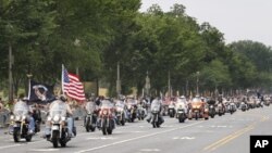 Sudionici u redovnom godišnjem motociklističkom skupu u Washingtonu, Rolling Thunder, prolaze Avenijom Constitution, 29. svibnja 2011. (AP Photo/Manuel Balce Ceneta)