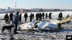 러시아 모스크바 남부 레스토프 온 돈 공항 인근에서 20일 조사관들이 플라이두바이 여객기가 추락한 사고 현장을 수색하고 있다.
