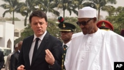 Photo d'archives: Le chef du gouvernement italien, Matteo Renzi, à gauche, avec le président nigérian Muhammadu Buhari, lors de sa visite officielle au Nigeria, le lundi 1 février 2016.