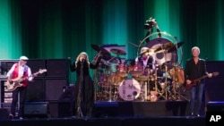 De izquierda a derecha: John McVie, Stevie Nicks y Lindsey Buckingham, de Fleetwood Mac, en el Festival de la Isla de Wight, en Newport, Inglaterra. 14-6-15.