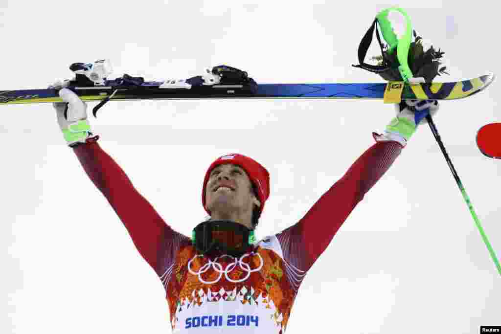 14일 소치 동계올림픽 수퍼종합 종목에 출전한 스위스의 산드로 빌레타 선수가 금메달을 획득한 후 시상대 위에서 기뻐하고 있다.