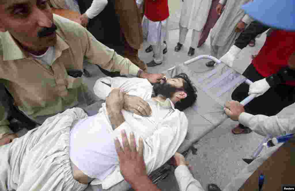 ​پشاور کے لیڈی ریڈنگ اسپتال میں کئی زخمی افراد کو لایا گیا۔