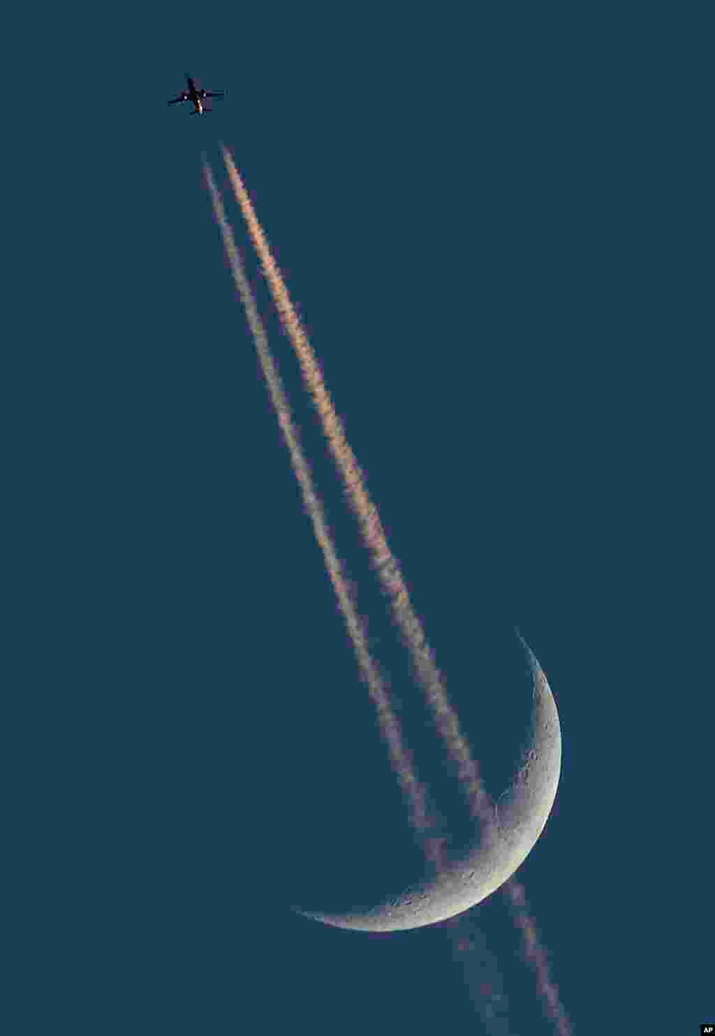 عبور هواپیما مسافربری از مقبال حلال ماه در کانزاس آمریکا.&nbsp;