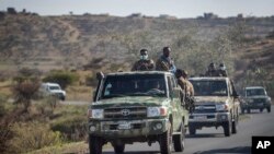 Des soldats du gouvernement éthiopien sur une route près d'Agula, au nord de Mekele, dans la région de Tigray, dans le nord de l'Éthiopie, le 8 mai 2021 . 