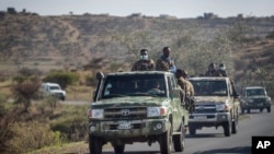 Des soldats éthiopiens au nord de Mekele, dans la région du Tigré dans le nord de l'Éthiopie, le samedi 8 mai 2021. (Photo AP / Ben Curtis)