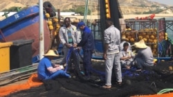 Pescadores chineses con colegas angolanos 