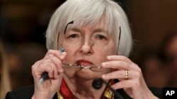 La présidente de la Réserve fédérale, Janet Yellen, témoignant jeudi au Sénat