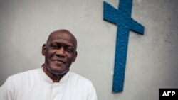 Mgr. Emmanuel Bushu, évêque de Buea, région du Sud-Ouest du Cameroun, pose dans la cour de la cathédrale de Buéa le 27 avril 2018.