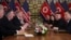 Predsjednik SAD Donald Trump i američki državni sekretar Mike Pompeo razgovaraju sa sjevernokorejskim liderom Kim Jong Unom i drugim sjevernokorejskim zvaničnicima, Hanoj, 28. februar 2019.