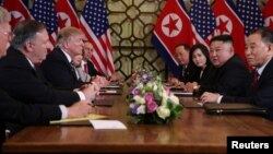 Menlu AS Mike Pompeo (kiri) saat mendampingi Presiden AS Donald Trump dalam KTT AS-Korea Utara di Hanoi, Vietnam, 28 Februari 2019 lalu. 