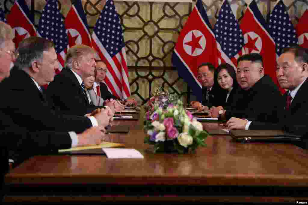 美國總統特朗普和北韓領導人金正恩星期四 (２月２８日) 在河內先舉行了一對一的會談，然後進行了有雙方官員參加的擴大會議。參加會談的美國官員有國家安全事務助理博爾頓和國務卿蓬佩奧。