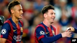 Bintang Barcelona Neymar (kiri) dan Lionel Messi merayakan kemenangan semifinal pertama atas Bayern Munich di stadion Camp Nou, Barcelona dengan skor 3-0 (6/5).