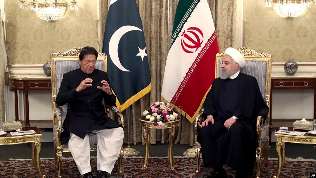 Dalam foto yang dirilis oleh situs web resmi kantor Kepresidenan Iran, Perdana Menteri Pakistan Imran Khan berbicara dengan Presiden Iran Hassan Rouhani selama pertemuan mereka di Istana Saadabad, di Teheran, Iran, 22 April 2019. (Foto: AP)
