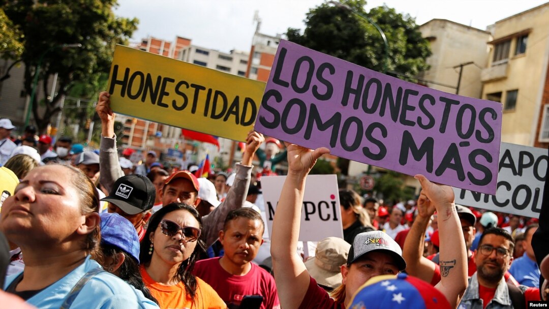 Varias personas protestan en una manifestación contra la corrupción y en apoyo a la industria petrolera en Caracas, Venezuela, el 25 de marzo de 2023. REUTERS/Leonardo Fernandez Viloria