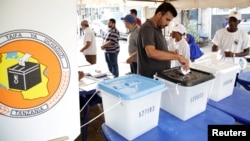 2020年10月28日选民在坦桑尼亚达累斯萨拉姆投票。