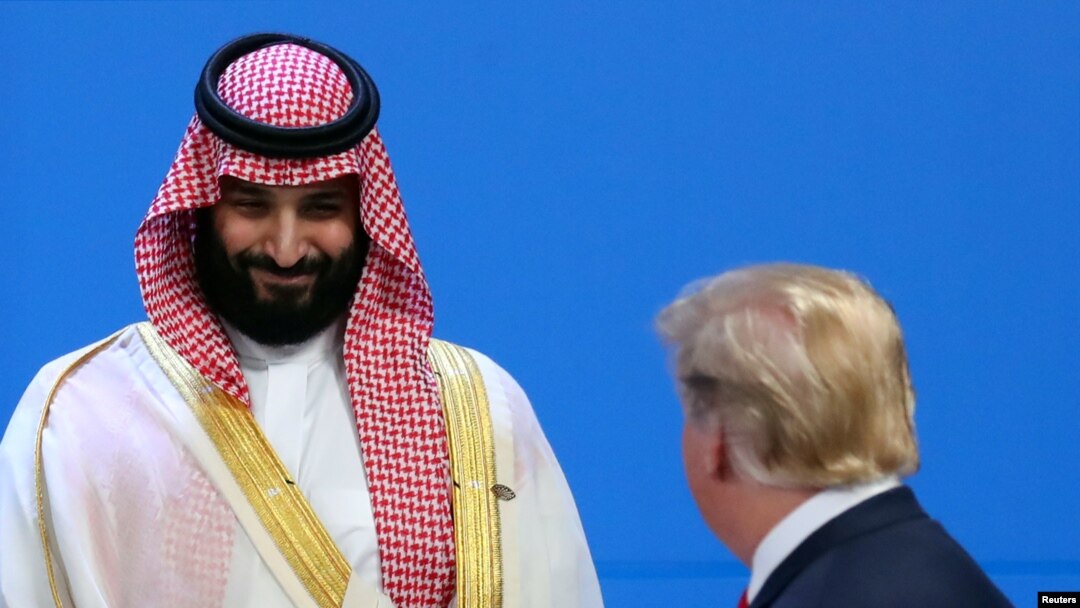Presiden AS Donald Trump dan Putra Mahkota Arab Saudi Mohammed bin Salman di KTT G20 di Buenos Aires, Argentina, 30 November 2018. 