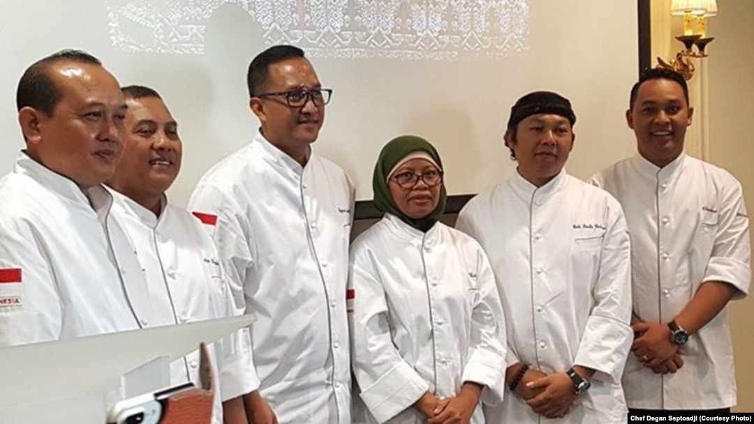 Chef Degan Septoadji (ketiga dari kiri) memimpin tim juru masak profesional untuk tampil dalam festival di Paris, Perancis. (Courtesy photo: Degan Septoadji)