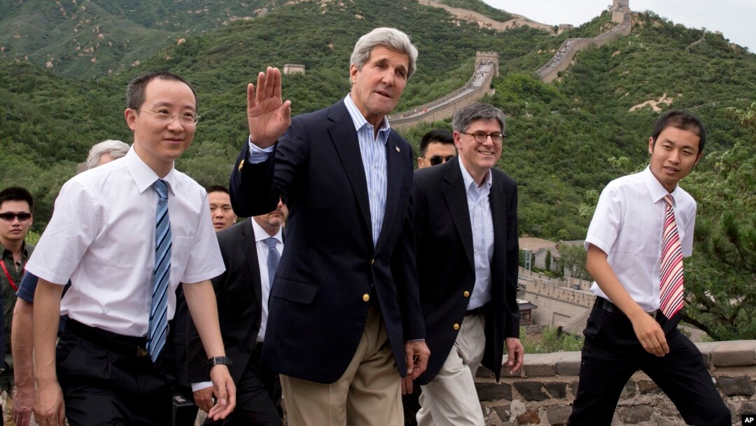 Menlu AS John Kerry (kedua dari kiri) dan Menkeu AS Jacob Lew (kedua dari kanan) saat mengunjungi Tembok Besar China di Beijing, Selasa (8/7).