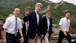 Menlu AS John Kerry (kedua dari kiri) dan Menkeu AS Jacob Lew (kedua dari kanan) saat mengunjungi Tembok Besar China di Beijing, Selasa (8/7).