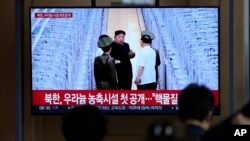지난 2024년 9월 13일 서울역 대합실에 설치된 TV 화면에서 북한이 우라늄 농축 시설을 처음으로 공개했다는 내용의 뉴스 방송이 나오고 있다.