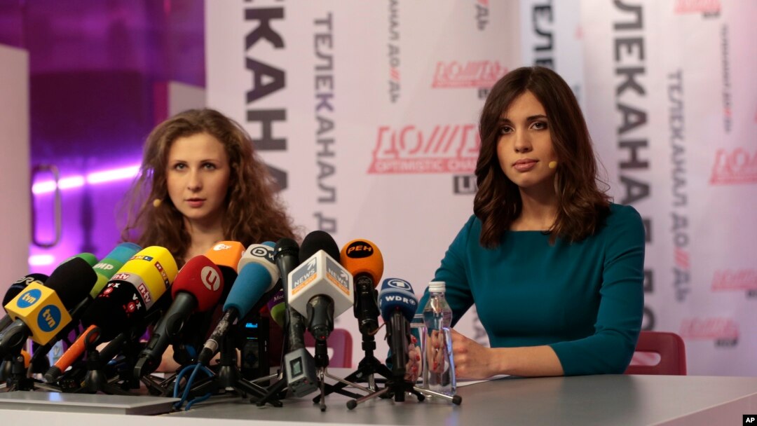 Anggota musisi Pussy Riot Nadezhda Tolokonnikova (kanan) dan Maria Alekhina dalam konferensi pers mereka di Moskow, Rusia, 27/12/2013.