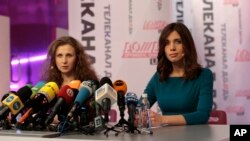 Anggota musisi Pussy Riot Nadezhda Tolokonnikova (kanan) dan Maria Alekhina dalam konferensi pers mereka di Moskow, Rusia, 27/12/2013.