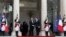 Prezidentlik muddati tugagan Fransua Olland (markazda chapda) va yangi saylangan Prezident Emmanuel Makron, Yelisey saroyida inauguratsiya paytida, Parij, 14-may, 2017-yil