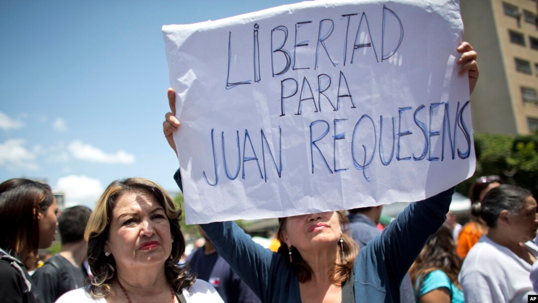El diputado opositor Juan Requesens fue detenido el 7 de agosto de 2018 por estar presuntamente involucrado en el "atentado" del 4 de agosto contra el presidente en disputa, Nicolás Maduro.