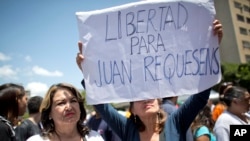 El diputado opositor Juan Requesens fue detenido el 7 de agosto de 2018 por estar presuntamente involucrado en el "atentado" del 4 de agosto contra el presidente en disputa, Nicolás Maduro.