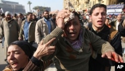 Un manifestant blessé au Caire. Mercredi 2 février 2011.