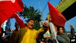 Para buruh melakukan aksi mogok di Katmandu, Nepal (foto: dok). Aliansi partai oposisi Nepal menyerukan blokade transportasi 9 hari. 