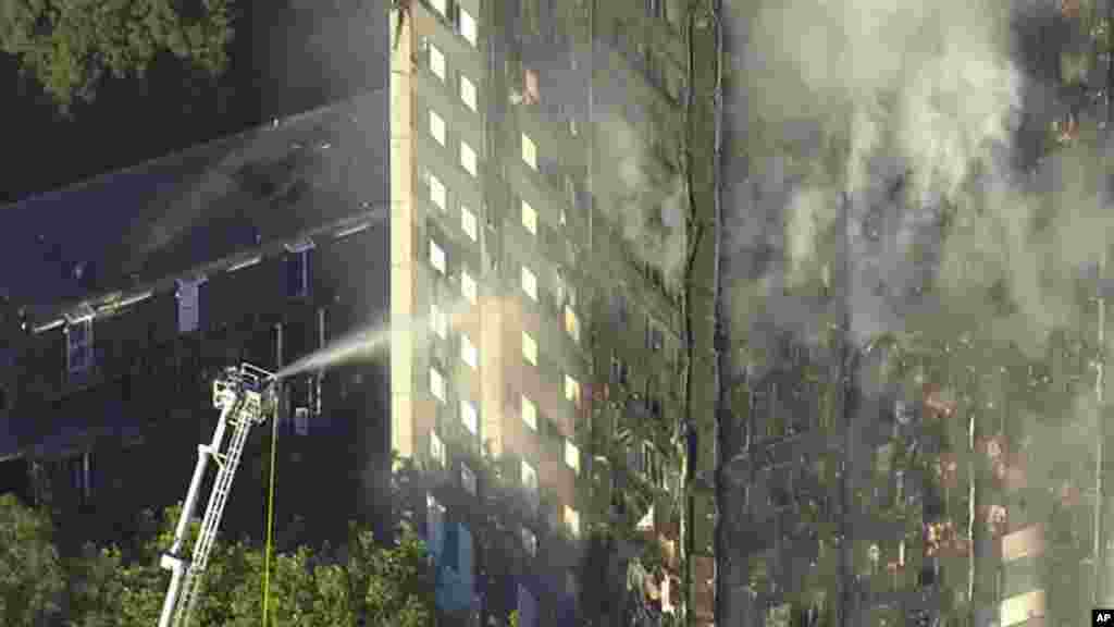 La Grenfell Tower entièrement submergée par les flammes,&nbsp;à Londres, le 14 juin 2017.