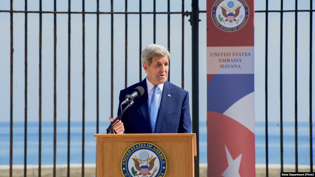 Menlu AS John Kerry memberikan pidato ketika menghadiri pembukaan kembali kedutaan AS di Havana, Kuba, 14 Agustus 2015 lalu (foto: dok).