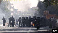 Polisi anti huru-hara Iran siaga setelah membubarkan demonstrasi warga Teheran yang memprotes kenaikan harga-harga (3/10). 