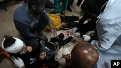 Ranjeni Palestinci u bolnici u Gazi (Foto: AP/Adel Hana)