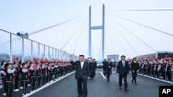 김정은 북한 국무위원장이 24일 중국 동북부 랴오닝성 단둥 방문을 마친 뒤 양국을 연결하는 신압록강대교에서 환송식이 열렸다.