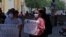 Manifestantes en Dallas, Texas, sostienen carteles frente al municipio de la ciudad el sábado 30 de mayo de 2020, en protestas por la muerte del afroestadounidense George Floyd en custodia de la policía en Minneapolis.