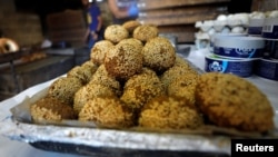 Falafel yang dilapisi wijen dijual di sebuah toko di Ramallah, Tepi Barat yang kuasai Israel, 2 September 2019. (Foto: Reuters)