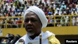 L’imam Mahmoud Dicko, un prédicateur connu pour son érudition coranique, le 12 août 2012 à Bamako. (Photo REUTERS/Adama Diarra)