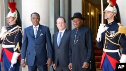 Shugaba Idris Deby na Chadi, Shugaba Francois Hollande na Faransa, da kuma shugaba Goodluck Jonathan na Najeriya a kofar dadar shugaban Faransa, Asabar 17 Mayu, 2014