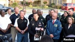 Kepala Polisi Orlando John Mina dan pejabat-pejabat lainnya menjawab pertanyaan media seputar penembakan di klub malam gay di Orlando, Florida, 12 Juni 2016. 