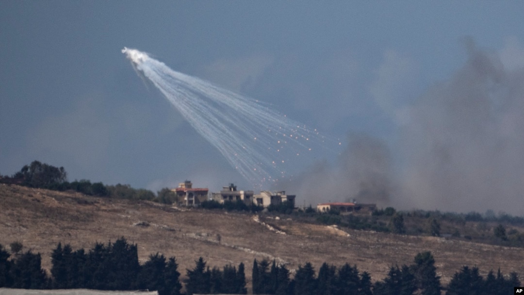 Disparos de artillería de Israel golpean un área el sur del Líbano, observados desde el norte de Israel el 2 de octubre de 2024.