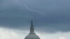 Foto tomada por Peter Kiley y divulgada por AP muestra una nube de embudo típica de los tornados sobre el Capitolio de EEUU en Washington, DC, el 25 de julio de 2023.