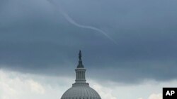 Foto tomada por Peter Kiley y divulgada por AP muestra una nube de embudo típica de los tornados sobre el Capitolio de EEUU en Washington, DC, el 25 de julio de 2023.