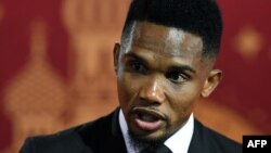 Dans une vidéo, on voit le président de la Fecafoot Samuel Eto'o invectiver le sélectionneur du Cameroun Marc Brys.