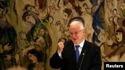 Reuven Rivlin, berpidato di hadapan para anggota parlemen Israel, Knesset, di Yerusalem, 10 Juni 2014. (Foto: dok).