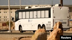 미국 이민세관단속국(ICE)에 체포된 불법이민자들을 태운 버스가 지난 6월 캘리포니아주 빅터빌 연방 교도소에 도착했다. 