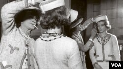 A la izquierda, la pionera del diseño de modas, Coco Chanel, con la actriz germano australiana Romy Schneider.